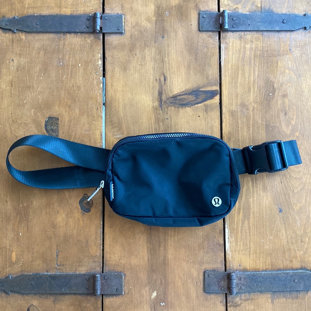 Lululemon everywhere belt bag 1L black